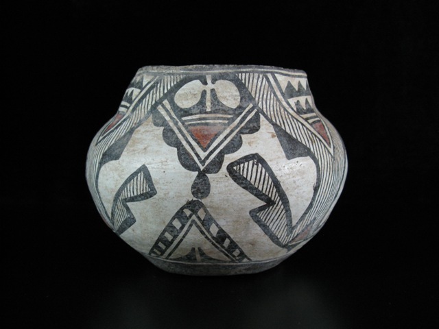 Early Zuni pot